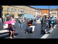 Рим, площадь Навона, уличный музыкант.