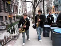 Dueling Saxophones, perfect NYC street music. Эдди Барбаш и Джесси Шейнин играют на саксофонах на улице в Нью-Йорке, США