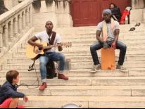 Уличные музыканты красиво поют в Париже.