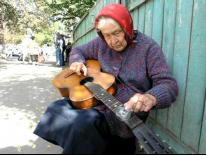 Blues from old woman (Belarus). Gomel (Belarus), an elderly woman playing guitar blues with an electric bulb - В Гомеле (Беларусь) бабушка играет на гитаре блюз с помощью электрической лампочки